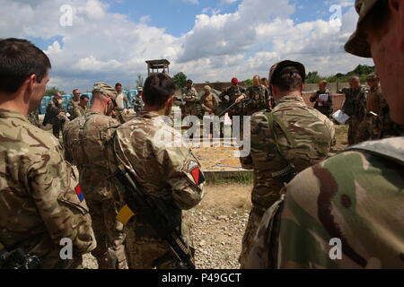 Des soldats britanniques du 3e Régiment de parachutistes et des soldats français du 3e Régiment de parachutistes d'infanterie de marine d'une conduite d'opérations de coalition au cours d'intervention rapide 16 entraînement physique à la zone d'entraînement, un Hohenfels partie de la multinationale, Centre de préparation conjointe en Allemagne, Hohenfels, Jun. 22, 2016. La réaction rapide de l'exercice est l'un des premiers événements de formation en intervention de crise militaire pour les forces aéroportées dans le monde. L'exercice est conçu pour améliorer l'état de préparation de la base de combat de la Force de réaction des Etats-Unis dans le monde - en ce moment la 82e Division aéroportée, 1ère Br Banque D'Images