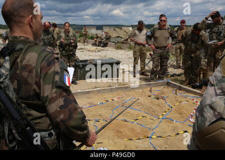 Des soldats britanniques du 3e Régiment de parachutistes et des soldats français du 3e Régiment de parachutistes d'infanterie de marine d'une conduite d'opérations de coalition au cours d'intervention rapide 16 entraînement physique à la zone d'entraînement, un Hohenfels partie de la multinationale, Centre de préparation conjointe en Allemagne, Hohenfels, Jun. 22, 2016. La réaction rapide de l'exercice est l'un des premiers événements de formation en intervention de crise militaire pour les forces aéroportées dans le monde. L'exercice est conçu pour améliorer l'état de préparation de la base de combat de la Force de réaction des Etats-Unis dans le monde - en ce moment la 82e Division aéroportée, 1ère Br Banque D'Images