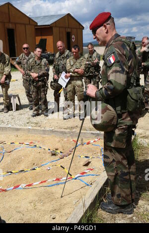 Des soldats britanniques du 3e Régiment de parachutistes et des soldats français du 3e Régiment de parachutistes d'infanterie de marine d'une conduite d'opérations de coalition au cours d'intervention rapide 16 entraînement physique à la zone d'entraînement, un Hohenfels partie de la multinationale, Centre de préparation conjointe en Allemagne, Hohenfels, Jun. 22, 2016. La réaction rapide de l'exercice est l'un des premiers événements de formation en intervention de crise militaire pour les forces aéroportées dans le monde. L'exercice est conçu pour améliorer l'état de préparation de la base de combat de la Force de réaction des Etats-Unis dans le monde - en ce moment la 82e Division aéroportée, 1ère Br Banque D'Images