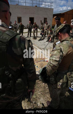 Des soldats britanniques du 3e Régiment de parachutistes et des soldats français du 3e Régiment de parachutistes d'infanterie de marine d'une conduite d'opérations de coalition au cours d'intervention rapide 16 entraînement physique à la zone d'entraînement, un Hohenfels partie de la multinationale, Centre de préparation conjointe en Allemagne, Hohenfels, Jun. 22, 2016. La réaction rapide de l'exercice est l'un des premiers événements de formation en intervention de crise militaire pour les forces aéroportées dans le monde. L'exercice est conçu pour améliorer l'état de préparation de la base de combat de la Force de réaction des Etats-Unis dans le monde - en ce moment la 82e Division aéroportée, 1ère Br Banque D'Images