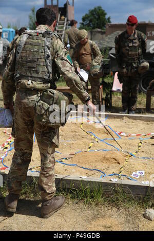 Des soldats britanniques du 3e Régiment de parachutistes et des soldats français du 3e Régiment de parachutistes d'infanterie de marine d'une conduite d'opérations de coalition au cours d'intervention rapide 16 entraînement physique à la zone d'entraînement, un Hohenfels partie de la multinationale, Centre de préparation conjointe en Allemagne, Hohenfels, Jun. 22, 2016. La réaction rapide de l'exercice est l'un des premiers événements de formation en intervention de crise militaire pour les forces aéroportées dans le monde. L'exercice est conçu pour améliorer l'état de préparation de la base de combat de la Force de réaction des Etats-Unis dans le monde - en ce moment la 82e Division aéroportée, 1ère Br Banque D'Images