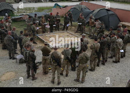 Des soldats britanniques du 3e Régiment de parachutistes et des soldats français du 3e Régiment de parachutistes d'infanterie de marine d'une conduite d'opérations de coalition au cours d'intervention rapide 16 entraînement physique à la zone d'entraînement, un Hohenfels partie de la multinationale, Centre de préparation conjointe en Allemagne, Hohenfels, Jun. 22, 2016. La réaction rapide de l'exercice est l'un des premiers événements de formation en intervention de crise militaire pour les forces aéroportées dans le monde. L'exercice est conçu pour améliorer l'état de préparation de la base de combat de la Force de réaction des Etats-Unis dans le monde - en ce moment la 82e Division aéroportée, 1ère Br Banque D'Images