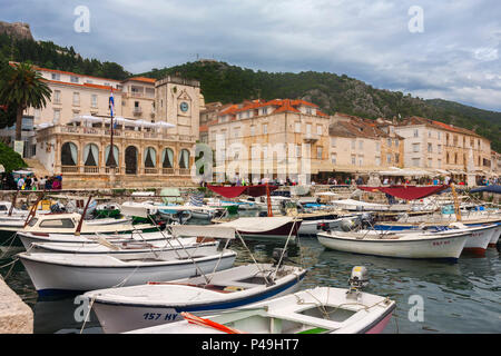 Trg Sv. , (St. Stephen's Square) de l'inner harbor, Hvar, Split-dalmatie. La Croatie Banque D'Images