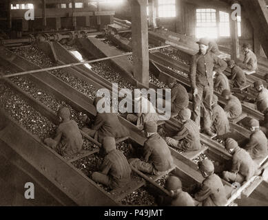 Disjoncteur disjoncteur,Maltby, Maltby PA. Un disjoncteur garçon était un travailleur de l'extraction du charbon aux États-Unis et au Royaume-Uni, dont le travail consistait à séparer les impuretés du charbon à la main dans un disjoncteur de charbon. Les garçons étaient essentiellement des enfants disjoncteur mais les personnes âgées, les mineurs de charbon qui ne pouvaient plus travailler dans les mines à cause de l'âge, la maladie, ou accident sont également parfois employés comme garçons disjoncteur disjoncteur.L'utilisation de garçons ont commencé au milieu des années 1860. Bien que la désapprobation du public de l'emploi d'enfants comme les garçons disjoncteur existaient au milieu des années 1880, la pratique n'a pas pris fin que dans les années 1920 Banque D'Images