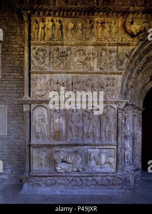 PORTADA ROMANICA DEL MONASTERIO DE SANTA MARIA - SIGLO XII - DETALLE IZQUIERDO - DAVID PAU CASALS Y. Lieu : MONASTÈRE DE SANTA MARIA, Ripoll, Gérone, Espagne. Banque D'Images