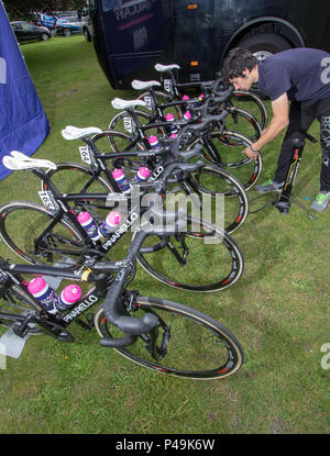 Les vélos de l'équipe PBM Valcar au début de l'Ovo 2018 Women's Tour Banque D'Images