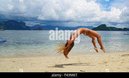 Back Flip sur la plage de Palawan Elnido Banque D'Images