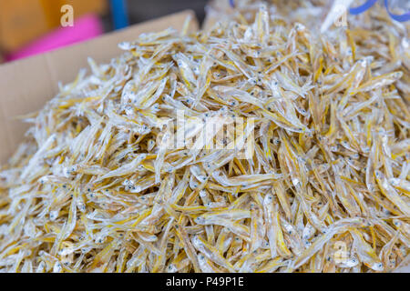 Les petits poissons séchés pour la vente des aliments au marché marché alimentaire Mahachai mer l'un des plus grands marchés de fruits de mer en Thaïlande. Banque D'Images