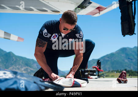 Le s.. Justin, l'entretien de structures d'aéronefs, prépare son avion avant les guerriers sur les monts Wasatch air show at Hill Air Force Base, en Utah, le 26 juin 2016. Les Thunderbirds démontrer le plus haut niveau de l'attention au détail et le professionnalisme que représente le travail d'équipe, la discipline et la capacité de nos hommes et femmes servant dans l'Armée de l'air autour du monde. (U.S. Air Force photo/Tech. Le Sgt. Christopher Boitz) Banque D'Images