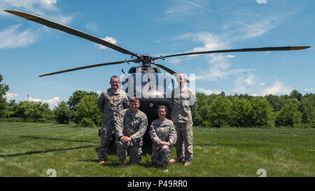 (De gauche à droite) Le lieutenant de l'armée américaine Nathan C. Dubie, un pilote d'hélicoptère UH-72 Lakota avec détachement 1, Delta Entreprise, 1er Bataillon, 224 Régiment d'aviation (S&S), SPC. Josh Kuit, détachement 1, 131e compagnie du génie, le Sgt. Hillary, Ward 1, du détachement de police militaire, 86e bataillon de troupes spéciales, et le Capitaine David Johnston, un pilote Lakota avec détachement 2, la Compagnie Charlie, 1er Bataillon, 224 Régiment d'aviation (S&S), Washington Garde nationale, posent pour une photo de groupe devant un Lakota après l'atterrissage au cours d'une mène à l'adhésion pour les soldats de vol à l'armoirie de White River Junction, V Banque D'Images