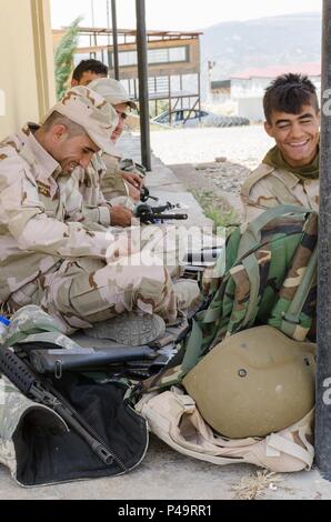 Soldats peshmergas fusils M16 propre à renforcer les capacités des partenaires d'un site de formation dans le nord de l'Iraq, le 22 juin 2016. Les armes des soldats exécutés nettoyage, d'entretien et de fonction vérifie avant le début de la journée de cours de la brigade moderne. Formation fournie par la Force opérationnelle interarmées - Fonctionnement inhérents résoudre aide les forces de sécurité irakiennes dans leur mission de vaincre Da'ESH. (U.S. Photo de l'armée par le sergent. Peter J. Berardi) Banque D'Images