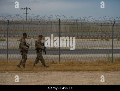 Le s.. Gary Allsbrook (à gauche) et l'Aviateur Senior Michael Van Deusen (à droite), 455 e Escadron des Forces de sécurité de la Force expéditionnaire de la force de réaction rapide (FRR), la patrouille flightline périmètre, 27 juin 2016, l'aérodrome de Bagram, en Afghanistan. Objectifs pour les membres de la FIR est d'établir un périmètre autour de la piste lors d'un des tirs indirects, ce qui permet au personnel autorisé l'accès, et de piste s'assurer que les opérations aériennes continuent sans interruption. (U.S. Photo de l'Armée de l'air par la Haute Airman Justyn M. Freeman) Banque D'Images