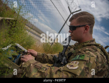 Airman Senior Michael Van Deusen, 455 e Escadron des Forces de sécurité de la Force expéditionnaire de la force de réaction rapide, contrôle le pouvoir fort de la force de ce système de sécurité automatisés (TASS), le 27 juin 2016, l'aérodrome de Bagram, en Afghanistan. Le système détecte un mouvement de TASS sur l'aire clôtures périphériques et transmet l'information à un centre d'opérations commun. (U.S. Photo de l'Armée de l'air par la Haute Airman Justyn M. Freeman) Banque D'Images