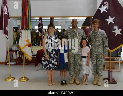 Le lieutenant général Nadja Ouest, Médecin-chef de l'armée et général commandant, Commandement US Army Medical, rejoint la famille Foulques pour une photo à la suite de la cérémonie de remise des prix pour les régies régionales de la santé en Europe, le brigadier général commandant. Gen. Norvell C. Foulques, 24 juin 2016, à Sembach Kaserne, Allemagne. (U.S. Photo de l'armée par Visual Spécialiste de l'information Elisabeth Paque/libérés) Banque D'Images