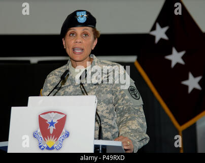 Le lieutenant général Nadja Ouest, Médecin-chef de l'armée et le commandant général, US Army Medical commande, adresse à l'auditoire lors de la commande de santé régionaux Europe Cérémonie de passation de commandement, le 24 juin 2016, à Sembach Kaserne. (U.S. Photo de l'armée par Visual Spécialiste de l'information Elisabeth Paque/libérés) Banque D'Images