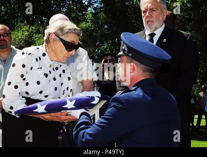 Le lieutenant-colonel Michael Epper, 341e Escadron de soutien de la Force, commandant le remet à l'aube Thatcher, épouse du Sergent. David J. Thatcher, lors d'un service funèbre le 27 juin à Missoula, au Montana, à 20 ans, le Sgt. Thatcher a été un ingénieur gunner en vol de l'Équipage 7 Doolittle Tokyo Raids. Son équipage a atterri en catastrophe en mer au large de la côte de la Chine le 18 avril 1942. Thatcher sauvé quatre membres de l'équipage en les tirant à la sécurité sur la plage et l'application des traitements médicaux, même s'il était blessé lui-même. (U.S. Photo de l'Armée de l'air par Slt Annabel Monroe) Banque D'Images