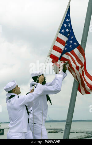 160625-N-DQ840-030 NORFOLK, Virginie (25 juin 2016) l'Aviation maître de Manœuvre de 3e classe Charles Osei-Yeboah et équipement de soutien de l'Aviation 3ème classe technicien Peyton Taveney à changement de couleurs du navire comme le quai de transport amphibie USS San Antonio (LPD 17) départs Naval Station Norfolk. San Antonio est déployé avec le groupe amphibie Wasp pour appuyer les opérations de sécurité maritime et les efforts de coopération en matière de sécurité dans le théâtre américain dans la flotte de 5ème et 6ème zones d'opération. (U.S. Photo par marine Spécialiste de la communication de masse 2e classe Adam Austin/libérés) Banque D'Images