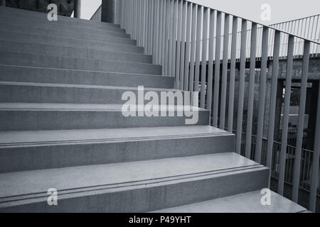 Le noir et blanc architecture bâtiment concept design. Le béton escalier. Banque D'Images