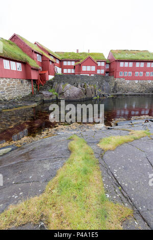 Les toits en herbe Tinganes, la vieille ville de Torshavn avec les vieilles maisons en bois rouge, l'île de Streymoy, Îles Féroé Banque D'Images