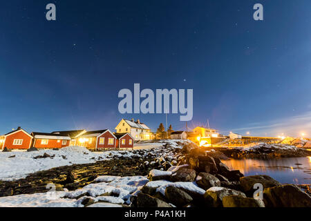 Le petit village de pêcheurs de Hamnoy en hiver par nuit, Moskenes, comté de Nordland, îles Lofoten, Norvège, Europe Banque D'Images