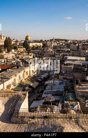 Vue panoramique de Jérusalem des anciens murs de la vieille ville, près de la Porte de Damas, Jérusalem, Israël, Moyen Orient Banque D'Images