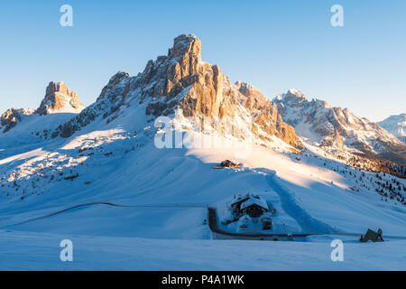 Col Giau en hiver au lever du soleil, l'Europe, Italie, Vénétie, district de Belluno, Giau pass Banque D'Images