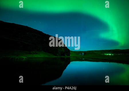 Northern Lights sur cascade Skogafoss, le sud de l'Islande, Islande Banque D'Images