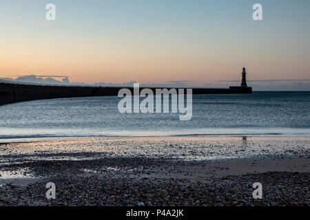 Sunderland, Royaume-Uni. 21 Juin, 2018. Solstice d'été au lever du soleil. Un beau matin, au Royaume-Uni, la météo est calme pour l'instant. Le ciel de Roker pier commence à alléger l'aube du solstice d'été. Crédit : Dan Cooke/Alamy Live News Banque D'Images