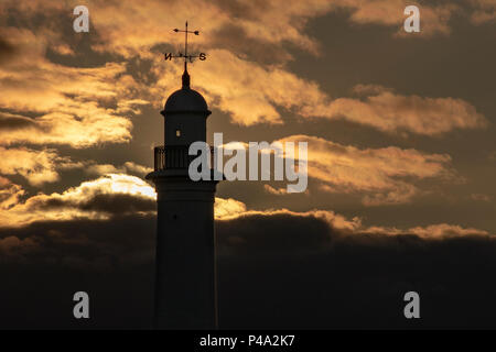 Sunderland, Royaume-Uni. 21 Juin, 2018. Solstice d'été au lever du soleil. Un beau matin, au Royaume-Uni, la météo est calme pour l'instant. Le soleil perce les nuages derrière Seaburn classé Grade II du phare du 19ème siècle, sur un matin calme. Crédit : Dan Cooke/Alamy Live News Banque D'Images