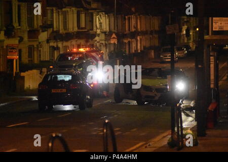 Walthamstow, London, UK. 21 Juin, 2018. Une collision à grande vitesse quitte deux voitures dévastés dans une rue de Walthamstow. Aucun décès n'a été sur la scène de l'accident. Il est évident que le toit d'un des véhicules a été coupé avec les mâchoires de vie pour supprimer un pilote mais pas de blessures graves ont été signalés en ce moment. Une dépanneuse supprime un des véhicules impliqués en tant que deuxième attend d'être enlevés aussi. Credit : Ricardo Maynard/Alamy Live News Banque D'Images