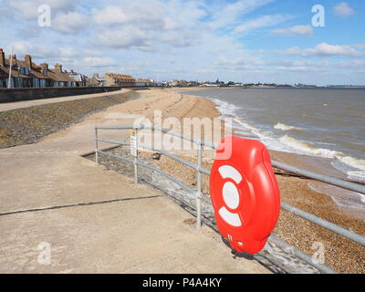 Sheerness, Kent, UK. 21 Juin, 2018. Météo France : un démarrage ensoleillé du solstice d'été à Sheerness, mais avec un vent froid du nord-ouest. Credit : James Bell/Alamy Live News Banque D'Images