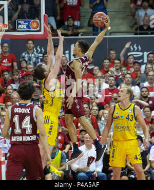 Munich, Allemagne. 16 Juin, 2018. A l'étage . Jared CUNNINGHAM (#  9, FCB). Basket-ball, basket-ball Bayern Munich (FCB) - Alba Berlin (B), basket-ball, finale, BBL Bundesliga 5.Spiel, saison 2017-2018, le 16/06/2018 à Muenchen/AUDIDOME/Allemagne. Utilisation dans le monde entier | Credit : dpa/Alamy Live News Banque D'Images