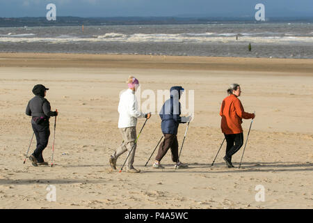 Crosby, Merseyside. Météo britannique. 21 juin 2018. Soleil, vents bleutés et nuages sur la côte pendant que les résidents actifs locaux prennent l'exercice sur le sentier côtier. Quatre femmes, un groupe de marcheurs de dame, prennent la marche nordique, la santé-promotion de l'activité physique, une forme de mobilité assistée qui peut être apprécié à la fois par les non-athlètes comme une activité physique de promotion de la santé. L'activité est réalisée avec des bâtons de marche spécialement conçus similaires aux bâtons de ski. Crédit: MediaWorldImages/Alay Live News Banque D'Images