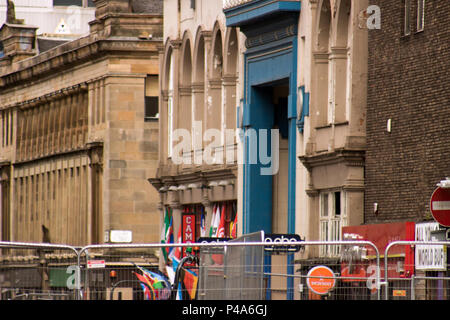 Glasgow, Ecosse, Royaume-Uni. 20 Juin, 2018. Après les incendies majeurs le vendredi soir et le samedi matin, les enquêteurs ont commencé leurs travaux sur la destruction de la Glasgow School of Art Mackintosh, et la gravement endommagé la salle de concert O2 ABC sur la rue Sauchiehall. Le site historique a été remis à la ville de Glasgow, l'équipe de gestion de bâtiment, bien que le Service d'incendie et de sauvetage écossais reste sur la scène. La zone d'exclusion a été réduit, mais des cordons de sécurité encore couvrir une surface importante. Iain McGuinness / Alamy Live News Banque D'Images