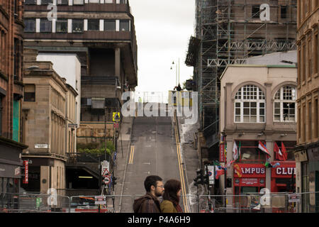 Glasgow, Ecosse, Royaume-Uni. 20 Juin, 2018. Après les incendies majeurs le vendredi soir et le samedi matin, les enquêteurs ont commencé leurs travaux sur la destruction de la Glasgow School of Art Mackintosh, et la gravement endommagé la salle de concert O2 ABC sur la rue Sauchiehall. Le site historique a été remis à la ville de Glasgow, l'équipe de gestion de bâtiment, bien que le Service d'incendie et de sauvetage écossais reste sur la scène. La zone d'exclusion a été réduit, mais des cordons de sécurité encore couvrir une surface importante. Iain McGuinness / Alamy Live News Banque D'Images