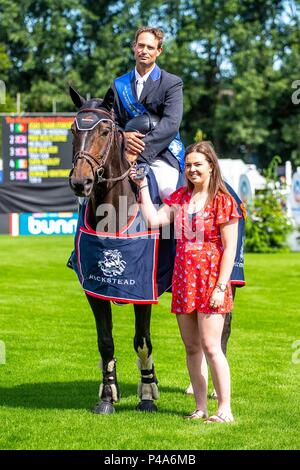 Hickstead, West Sussex, UK. 21 Juin, 2018. Le Shira Al'aa Derby Hickstead Réunion. Concours hippique. Joao Charlesworth équitation Titanic De Moisenais. Le Novice Championshiop Hickstead. POR. Le All England Jumping Course, Hickstead, West Sussex. Jour 2. 21/06/2018. Credit : Sport en images/Alamy Live News Banque D'Images