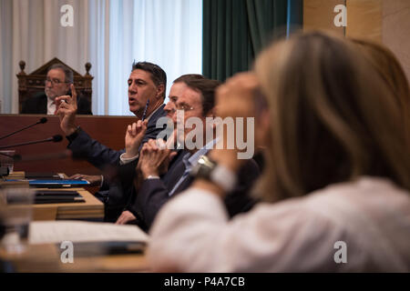 Xavier Garcia Albiol (à gauche), chef du PP de la Catalogne vu à l'Hôtel de Ville de Badalona. Le nouveau maire de Badalona Alex Pastor a changé avec l'aide de PP (Parti du Peuple) CFP (Parti des socialistes de Catalogne) et c'est (Ciudadanos ou citoyen en anglais) qui ont voté 'Oui' pour une motion de censure à l'actuel maire de Dolors Sabater. Banque D'Images