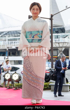 L'actrice japonaise Takako Tokiwa et Muse Festival pose pour les caméras pendant un tapis rouge avant la cérémonie d'ouverture du Festival du Film français au Japon 2018 à Yokohama Minato Mirai Hall le 21 juin 2018, Yokohama, Japon. Cette année, 15 films seront projetés pendant le festival du 21 juin au 24 septembre. Credit : Rodrigo Reyes Marin/AFLO/Alamy Live News Banque D'Images