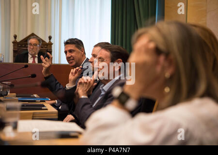 Badalona, Catalogne, Espagne. 20 Juin, 2018. Xavier Garcia Albiol (à gauche), chef du PP de la Catalogne vu à la mairie de Badalona Badalona.Le nouveau maire Alex Pastor a changé avec l'aide de PP (Parti du Peuple) CFP (Parti des socialistes de Catalogne) et c'est (Ciudadanos ou citoyen en anglais) qui ont voté 'oui' '' pour une motion de censure à l'actuel maire de Dolors Sabater. Crédit : Freddy Davies/SOPA Images/ZUMA/Alamy Fil Live News Banque D'Images