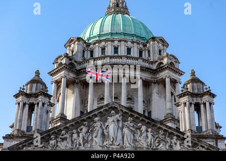 Belfast, Royaume-Uni. 21 juin 2018. L'Union européenne drapeau a été de haut vol sur Belfast City Hall en commémoration de l'anniversaire du duc de Cambridge Credit : Bonzo/Alamy Live News Banque D'Images