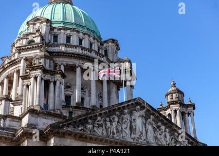 Belfast, Royaume-Uni. 21 juin 2018. L'Union européenne drapeau a été de haut vol sur Belfast City Hall en commémoration de l'anniversaire du duc de Cambridge Credit : Bonzo/Alamy Live News Banque D'Images