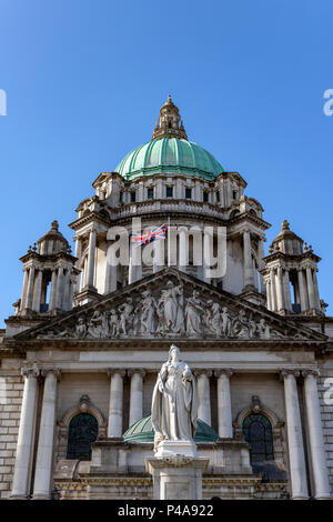 Belfast, Royaume-Uni. 21 juin 2018. L'Union européenne drapeau a été de haut vol sur Belfast City Hall en commémoration de l'anniversaire du duc de Cambridge Credit : Bonzo/Alamy Live News Banque D'Images