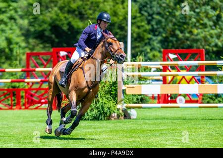 Hickstead, West Sussex, UK. 21 juin 2018. Gagnant. Joe Whitaker équitation Diola. GBR. La Stoner Jewellers Vase. Le Shira Al'aa Derby Hickstead Réunion. Concours hippique. Le All England jumping course. Hickstead. West Sussex. UK. Jour 2. 21/06/2018. Credit : Sport en images/Alamy Live News Banque D'Images