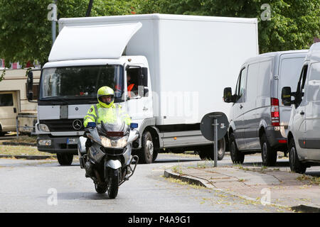 21 juin 2018, Hambourg, Allemagne : policiers inspecter un camion, l'application de l'interdiction du diesel avec une grande échelle - inspection des camions et voitures diesel les plus anciens ont été récemment interdit de pénétrer dans l'Max-Brauer-Allee avec une distance de 600 mètres, tandis que les camions ont à garder à une distance de 1,6 kilomètres. Les amendes seront remis en cas de violations à partir de maintenant. Photo : afp/Marques de Bodo Banque D'Images