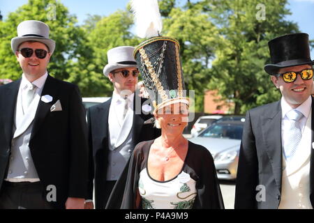 Ascot, UK. 21 juin 2018. Mesdames mettre sur un affichage à l'glamour cette année, les courses, à mesure qu'ils arrivent pour une bonne journée. Credit : Uwe Deffner/Alamy Live News Banque D'Images