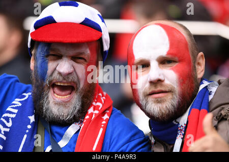 Yekaterinburg, Russie. 21 Juin, 2018. Pour la coupe du monde 2018 : la France contre le Pérou : tour préliminaire, Groupe C : Deuxième journée de championnat à l'Ekaterinbourg arena. Acclamations des fans français pour leur équipe avant le match. Credit : Marius Becker/dpa/Alamy Live News Crédit : afp photo alliance/Alamy Live News Crédit : afp photo alliance/Alamy Live News Banque D'Images