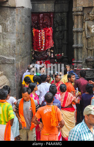 Festival annuel de Ambubachi, Guwahati, Assam, Inde - 21 juin 2018. La foule de disciples indiens au temple Kamakhya pendant le festival annuel en Ambubachi temple Kamakhya à Guwahati, Assam, Inde. Photo : David Talukdar. Crédit : David Talukdar/Alamy Live News Banque D'Images