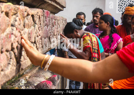 Festival annuel de Ambubachi, Guwahati, Assam, Inde - 21 juin 2018. Les dévots indiens offrir des prières en touchant le temple Kamakhya pendant le festival annuel en Ambubachi temple Kamakhya à Guwahati, Assam, Inde. Photo : David Talukdar. Crédit : David Talukdar/Alamy Live News Banque D'Images