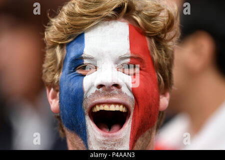 21 juin 2018, la Russie, Ekaterinbourg - Coupe du Monde de Football 2018, France contre le Pérou, premier tour, groupe C, deuxième journée de championnat à l'Ekaterinbourg arena : une fan française cheers. Photo : Marius Becker/dpa dpa : Crédit photo alliance/Alamy Live News Banque D'Images