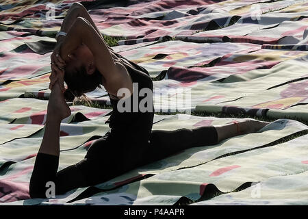 Jérusalem, Israël. 21 Juin, 2018. Un cours de yoga événement a lieu la célébration de la Journée Internationale de Yoga dans la vallée de Hinnom par la vieille ville de Jérusalem. 701 tapis de yoga, le produit de Karni Sharonna Cohen's 'le grand rêve Jérusalem 2048', puzzle, en gros œuvres à propos de l'avenir de Jérusalem, 30 ans à partir de maintenant. Banque D'Images